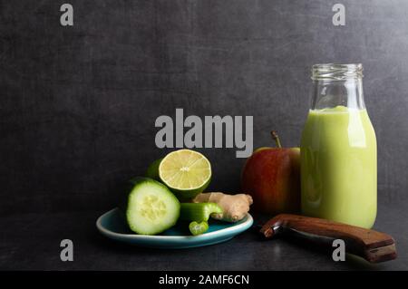 Frullati fatti in casa con i seguenti ingredienti detox zenzero, cetriolo, mela e limone. Foto Stock