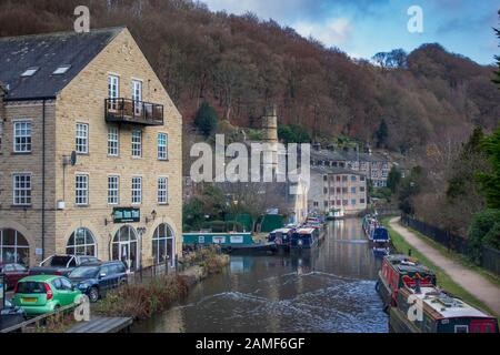 Hebden Bridge, Yorkshire guardando oltre il canale e la città Foto Stock