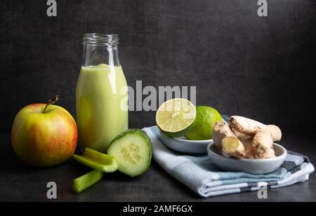 Frullati fatti in casa con i seguenti ingredienti detox zenzero, cetriolo, mela e limone. Foto Stock