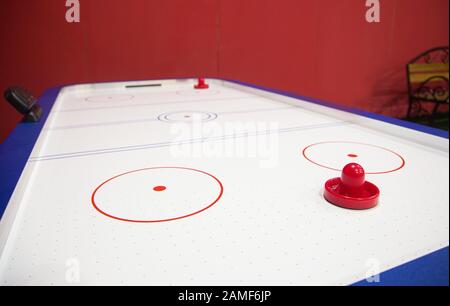 Tavolo da primo piano per giocare a hockey su ghiaccio. Gioco di squadra. Foto Stock