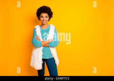 Ritratto di riposo sognante relax afro american girl cross hands look good copyspace Godetevi vacanza autunno indossare bianco abito morbido pantaloni blu cavallotto Foto Stock