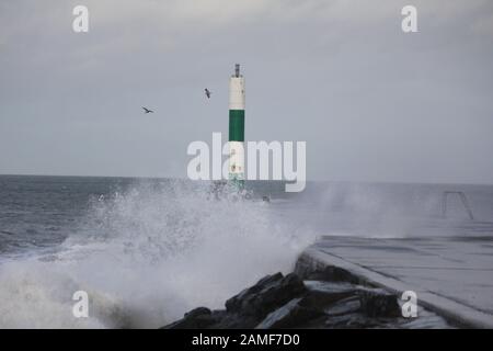 Aberystwyth Wales UK Meteo 13th Gennaio 2020 . Storm Brendan si avvicina Aberystwyth sulla costa occidentale del Galles, l'ufficio Met ha emesso un avvertimento meteo giallo per il vento, raffiche di 60 - 70 mph sono probabili sopra lunedì e martedì possibilmente superiore a 80 mph sulle zone costiere del mare irlandese esposte : credito mike davies / Alamy Live News Foto Stock