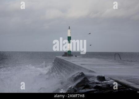 Aberystwyth Wales UK Meteo 13th Gennaio 2020 . Storm Brendan si avvicina Aberystwyth sulla costa occidentale del Galles, l'ufficio Met ha emesso un avvertimento meteo giallo per il vento, raffiche di 60 - 70 mph sono probabili sopra lunedì e martedì possibilmente superiore a 80 mph sulle zone costiere del mare irlandese esposte : credito mike davies / Alamy Live News Foto Stock