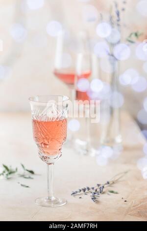 Forme diverse di bicchieri di vino rosato su sfondo chiaro. Foto Stock