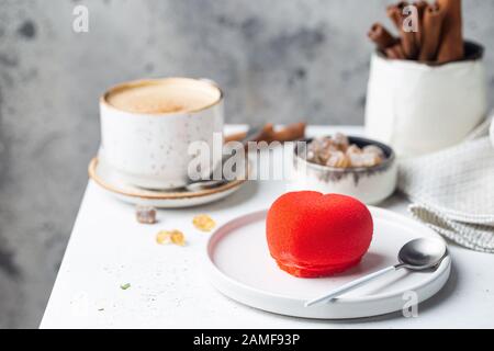 Rosso a forma di calore la torta di fragole per San Valentino festa Foto Stock