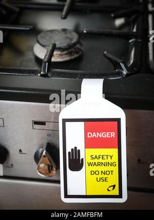 Segnale di avvertenza per la sicurezza del gas su un cuoci-gas difettoso Foto Stock