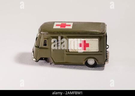 Un giocattolo Metal Army ambulanza con una porta che si apre Foto Stock