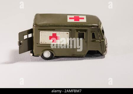 Un giocattolo Metal Army ambulanza con una porta che si apre Foto Stock