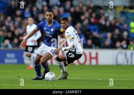 Curtis Nelson della città di Cardiff (l) e Rhian Brewster di Swansea City in azione. EFL Skybet Championship match, Cardiff City / Swansea City al Cardiff City Stadium domenica 12th gennaio 2020. Questa immagine può essere utilizzata solo per scopi editoriali. Solo uso editoriale, licenza richiesta per uso commerciale. Nessun utilizzo nelle scommesse, nei giochi o nelle singole pubblicazioni club/campionato/giocatore. PIC by Andrew Orchard/Andrew Orchard sports photography/Alamy Live News Foto Stock