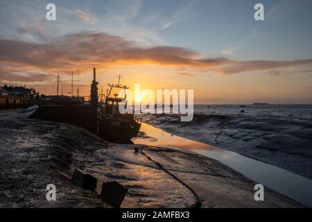 Alba invernale a Old Leigh, Leigh-on-Sea, Essex, Inghilterra Foto Stock