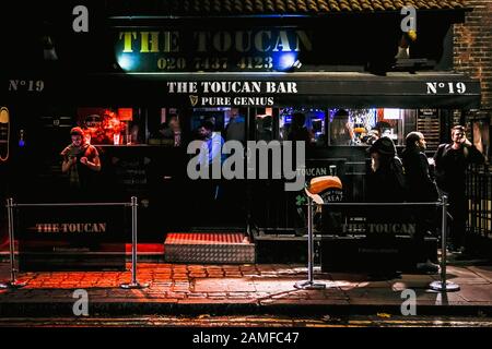Il Toucan Bar di Londra, Soho, di notte Foto Stock