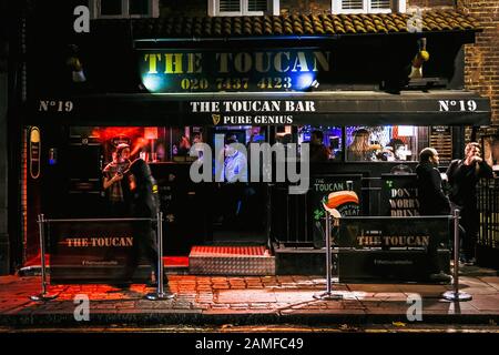 Il Toucan Bar di Londra, Soho, di notte Foto Stock