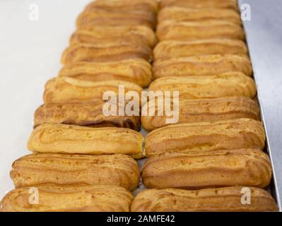 Torte crema pasticcera fresche si trovano sul tavolo, sfondo, pasticceria, fatta a mano, deliziosa Foto Stock