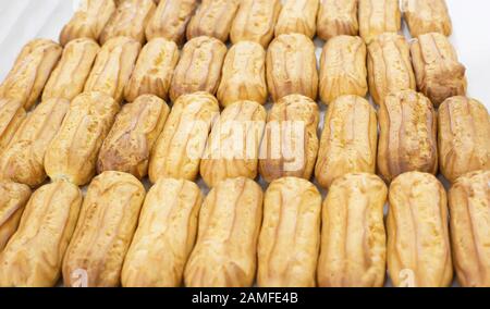 Crema fresca eclairs torte giacciono sul tavolo, sfondo, pasticceria, spazio copia, di dolcezza Foto Stock