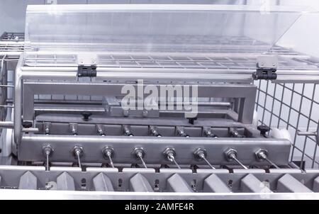 Per la preparazione e la farcitura di crema pasticcera dolci con la crema su una moderna linea automatica, la produzione di dolci di pasticceria, preparazione Foto Stock