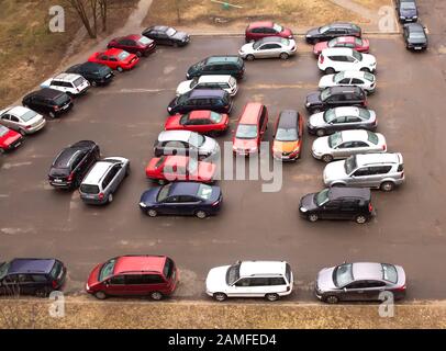 Bobruisk, BIELORUSSIA 10.03.2019: Auto parcheggiate in modo caotico nel cortile di un edificio residenziale. Mancanza di posti auto, problema, background Foto Stock