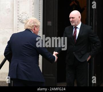 Il primo Ministro Boris Johnson (a sinistra) saluta il Presidente dell'Assemblea dell'Irlanda del Nord, Alex Maskey (a destra) durante la sua visita a Stormont, Belfast. Foto Stock