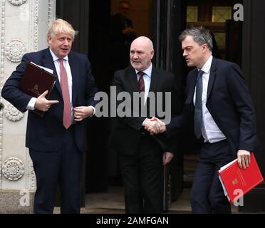 Il primo Ministro Boris Johnson (a sinistra), Presidente dell'Assemblea dell'Irlanda del Nord, Alex Maskey (al centro) e Segretario di Stato per l'Irlanda del Nord, Julian Smith (a destra) durante la visita a Stormont, Belfast. Foto Stock