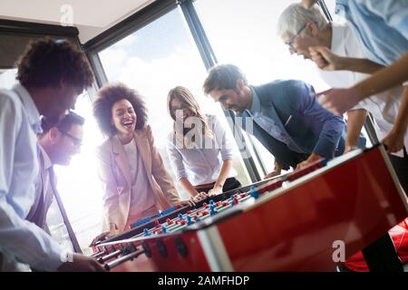 I colleghi tavolo da gioco a calcio per rompere. Foto Stock