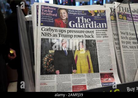 "Corbyn aumenta la pressione su NHS come Trump rows back" Guardian frontpage headline 4 dic 2019 Donal Trump & Melania Visita Downing Street Londra Foto Stock