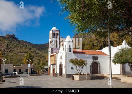 Chiesa di San Fernando e la statua di Alonso Diaz Guanche chief in Santiago del Teide Tenerife Foto Stock