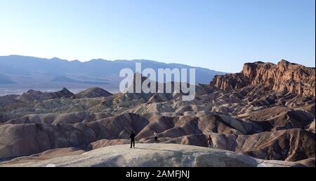 San Francisco. 11th Gen 2020. La gente visita il Parco Nazionale della Valle Della Morte negli Stati Uniti, 11 gennaio 2020. Credito: Wu Xiaoling/Xinhua/Alamy Live News Foto Stock