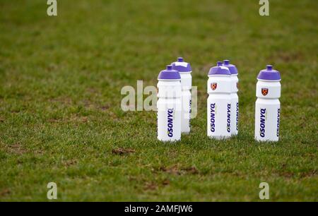 Londra, INGHILTERRA - 12 gennaio: Bottiglia d'acqua Osonyq durante la Barclays fa Women's Super League tra Tottenham Hotspur e West Ham United a Hive St Foto Stock