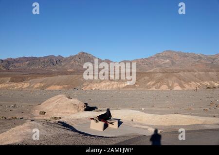 San Francisco. 11th Gen 2020. Un turista visita il Parco Nazionale della Valle Della Morte negli Stati Uniti, 11 gennaio 2020. Credito: Wu Xiaoling/Xinhua/Alamy Live News Foto Stock