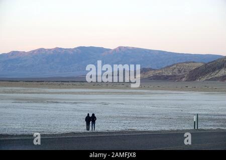 San Francisco. 11th Gen 2020. La gente visita il Parco Nazionale della Valle Della Morte negli Stati Uniti, 11 gennaio 2020. Credito: Wu Xiaoling/Xinhua/Alamy Live News Foto Stock