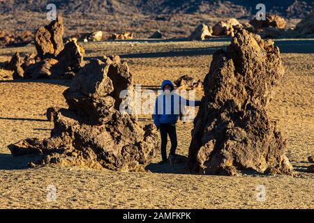 Turisti nel paesaggio vulcanico a Las Minas de San Jose nel Parco Nazionale Las Canadas del Teide, Tenerife, Isole Canarie, Spagna Foto Stock