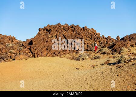 Turisti nel paesaggio vulcanico a Las Minas de San Jose nel Parco Nazionale Las Canadas del Teide, Tenerife, Isole Canarie, Spagna Foto Stock