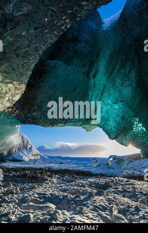 All'interno della caverna di ghiaccio a guardare Breidamerkurjokull Breiðamerkurjökull caverna di ghiaccio, la grotta dei cristalli in Vatnajökull Parco Nazionale di sud-est in Islanda in gennaio Foto Stock