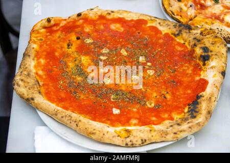 Pizza Marinara Alla Pizzeria Da Michele, Napoli, Italia Foto Stock