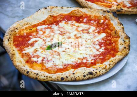 Pizza alla Pizzeria da Michele, Napoli, Italia Foto Stock