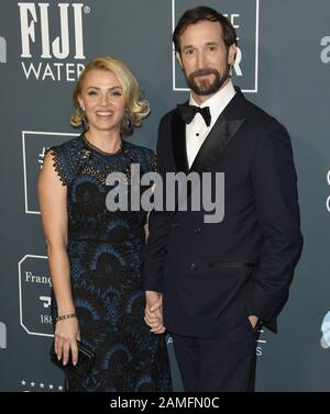 Los Angeles, Stati Uniti. 12th Gen 2020. Sara Wells e Noah Wyle al 25th Annual Critics' Choice Awards tenutosi al Barker Hangar di Santa Monica, California, domenica 12 gennaio 2020. (Foto Di Snanlee B. Mirador/Sipa Usa) Credito: Sipa Usa/Alamy Live News Foto Stock