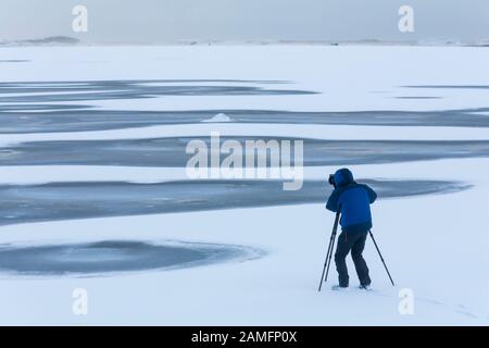 Fotografo fotografare i mari surgelati coperti di neve a Vestrahorn, Hofn, Stokksnes, nel sud dell'Islanda a gennaio Foto Stock