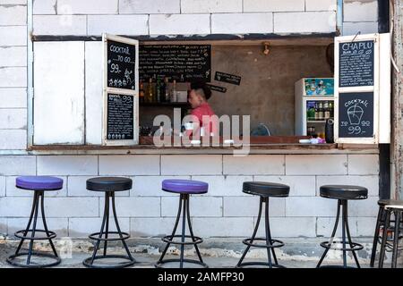 Krabi Town, Thailandia - 24 novembre 2019: Un To Go Bar sul lato del passaggio pedonale gestito da un locale nella Città di Krabi. Foto Stock