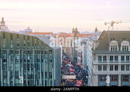 Vista aerea parte centrale di Lipsia con Augusteum e mercatino di natale. Foto Stock
