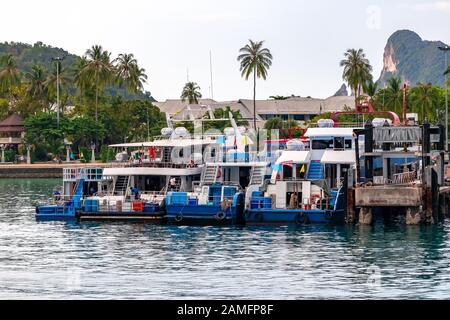 Isola Phi Phi, Thailandia - 24 Novembre 2019: Navi E Traghetti Al Molo Di Ao Tonsai Nell'Isola Phi Phi. Foto Stock