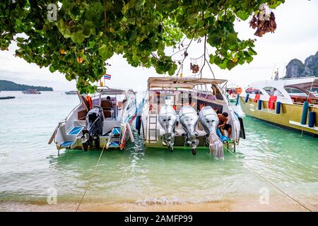 Isola Phi Phi, Thailandia - 24 Novembre 2019: Motoscafi Parcheggiati A Tonsai Beach. Gli Speedbaots sono i mezzi di trasporto più veloci intorno all'isola. Foto Stock