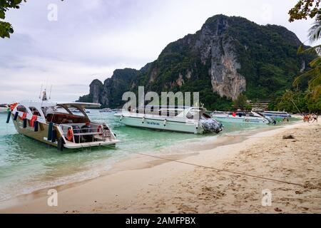 Isola Phi Phi, Thailandia - 24 novembre 2019: Persone e turisti che si crogiolano al sole alla spiaggia di Ao Tonsai sull'isola Phi Phi. Foto Stock