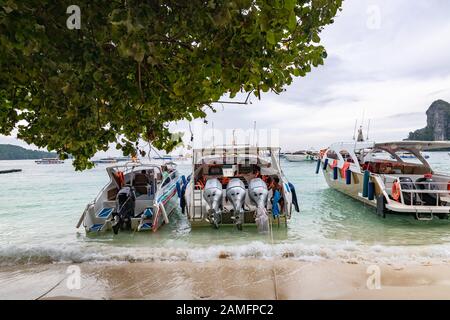 Isola Phi Phi, Thailandia - 24 Novembre 2019: Motoscafi Parcheggiati A Tonsai Beach. Gli Speedbaots sono i mezzi di trasporto più veloci intorno all'isola. Foto Stock