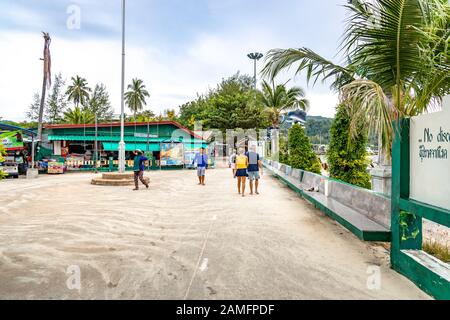 Isola Phi Phi, Thailandia - 24 novembre 2019: Persone che camminano all'Isola Phi Phi in Thailandia. Foto Stock