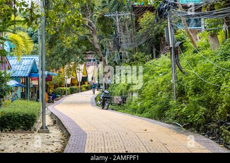 Isola Phi Phi, Thailandia - 24 novembre 2019: Persone che camminano all'Isola Phi Phi in Thailandia. Foto Stock