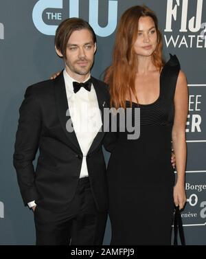 Los Angeles, Stati Uniti. 12th Gen 2020. Tom Payne e Jennifer Akerman al 25th Annual Critics' Choice Awards tenutosi al Barker Hangar di Santa Monica, California, domenica 12 gennaio 2020. (Foto Di Snanlee B. Mirador/Sipa Usa) Credito: Sipa Usa/Alamy Live News Foto Stock