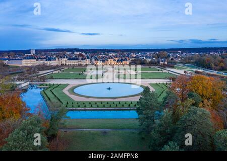 Francia, Senna e Marna, Fontainebleau, parco e Chateau Royal de Fontainebleau elencati come Patrimonio Mondiale dall'UNESCO, il Rond d'eau (vista aerea) // fra Foto Stock