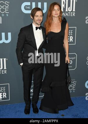 Los Angeles, Stati Uniti. 12th Gen 2020. Tom Payne e Jennifer Akerman al 25th Annual Critics' Choice Awards tenutosi al Barker Hangar di Santa Monica, California, domenica 12 gennaio 2020. (Foto Di Snanlee B. Mirador/Sipa Usa) Credito: Sipa Usa/Alamy Live News Foto Stock