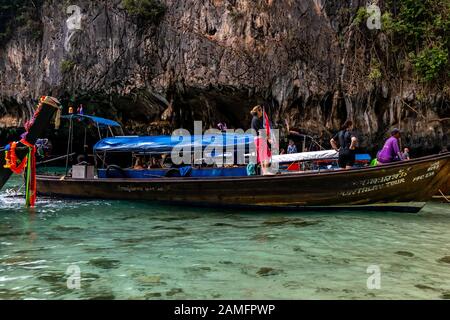 Phi Phi Island, Thailandia - 24 novembre 2019: Barche tradizionali a coda lunga parcheggiate a Monkey Beach nelle Isole Phi Phi, Thailandia. Foto Stock