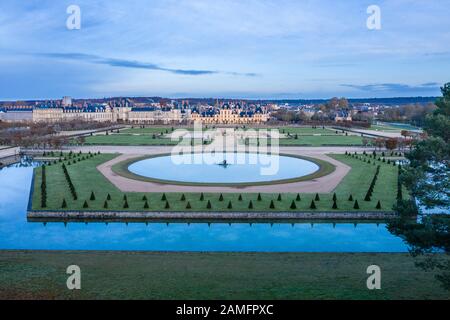 Francia, Senna e Marna, Fontainebleau, parco e Chateau Royal de Fontainebleau elencati come Patrimonio Mondiale dall'UNESCO, il Rond d'eau (vista aerea) // fra Foto Stock