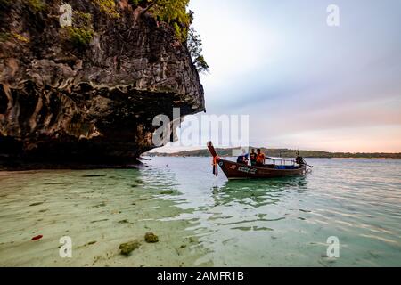 Phi Phi Island, Thailandia - 24 novembre 2019: Barche tradizionali a coda lunga parcheggiate a Monkey Beach nelle Isole Phi Phi, Thailandia. Foto Stock